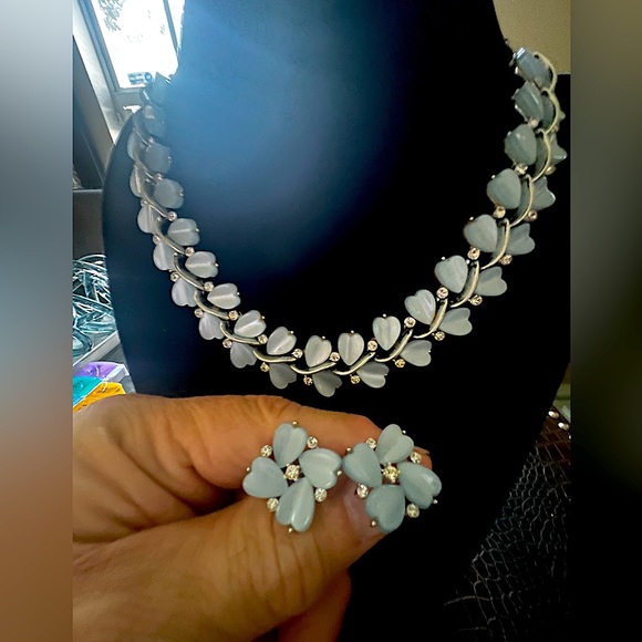 Stunning and elegant Lisner Baby Blue Heart Thermoset and Rhinestone parure set. - Picture 2 of 5